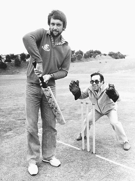 Ronnie Corbett and Peter Willey during Englands cricket tour of Australia 1979  /  1980