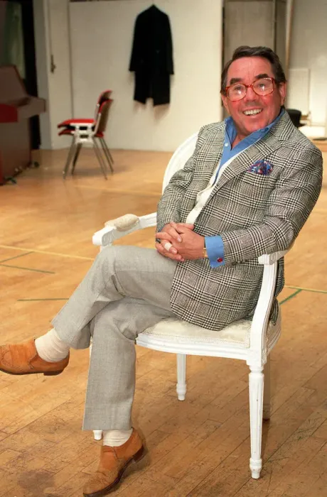 Framed Print : RONNIE CORBETT Pictured at a photcall 1990