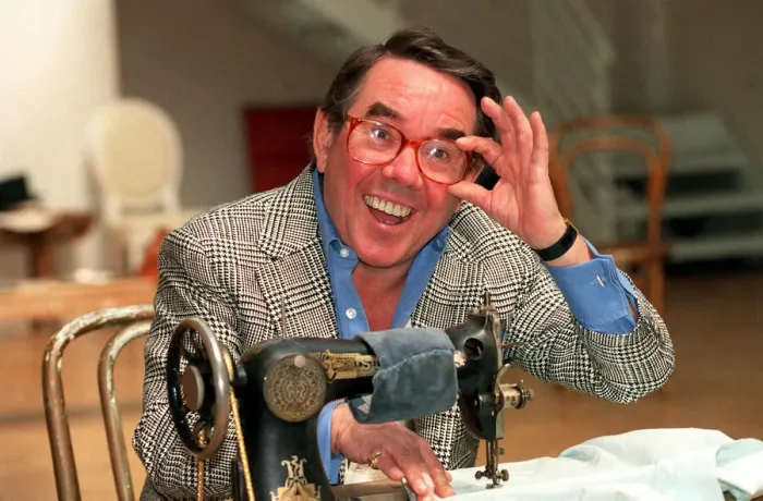 Framed Print : RONNIE CORBETT - Pictured at a photcall 1990 Framed Print : RONNIE CORBETT - Pictured at a photcall 1990