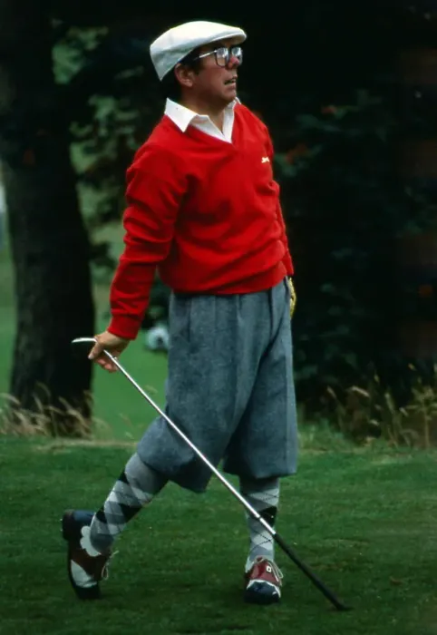 Framed Print : Ronnie Corbett playing golf February 1982 A©mirrorpix Framed Print : Ronnie Corbett playing golf February 1982 A©mirrorpix