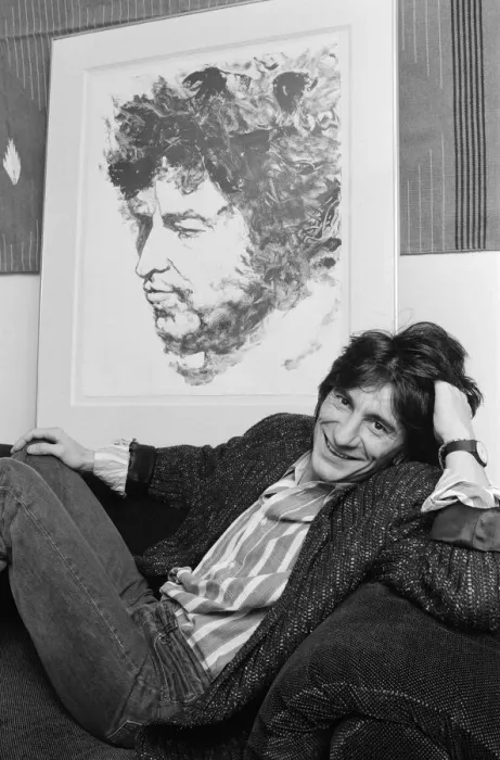 Framed Print : Ronnie Wood, pictured in 1987 with his drawings. In this picture Ronnie