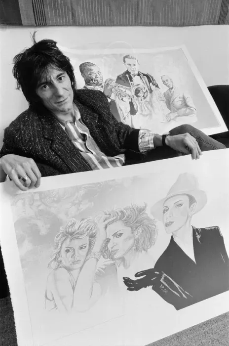 Framed Print : Ronnie Wood, pictured in 1987 with his drawings. These drawings would