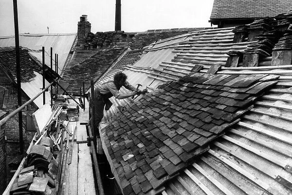 Roofing Spon Street cottages, Coventry. 13th September 1976