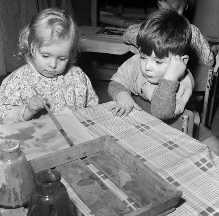 Framed Print : Rosemary Street Nursery School, Bristol. Pictured, 3 year old Myra Edbrook paints while 2 Framed Print : Rosemary Street Nursery School, Bristol. Pictured, 3 year old Myra Edbrook paints while 2