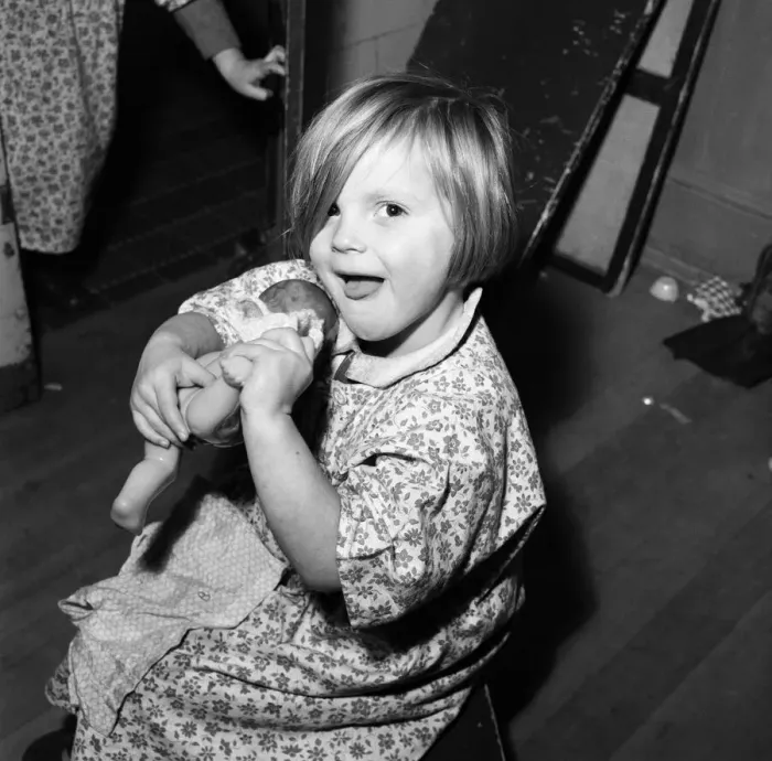 Framed Print : Rosemary Street Nursery School, Bristol. Pictured, underneath all that hair is a laughing Framed Print : Rosemary Street Nursery School, Bristol. Pictured, underneath all that hair is a laughing