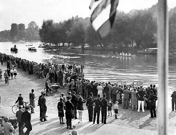 Rowing, crowds gather on the banks of the Thames to see the U