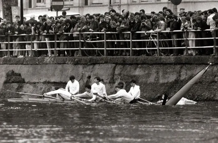 Framed Print : Rowing - Oxford v Cambridge Boat Race - 1984 cambridge take a dip as their boat