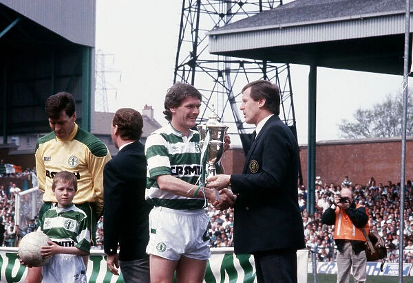 Roy Aitken and Billy McNeill of Celtic with the League Championship Trophy 1988