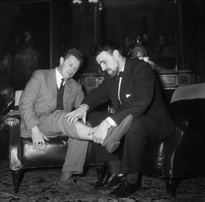 Framed Print : Roy Dwight reassures new Coventry City boss Jimmy Hill that the leg he broke in the 1959 Framed Print : Roy Dwight reassures new Coventry City boss Jimmy Hill that the leg he broke in the 1959