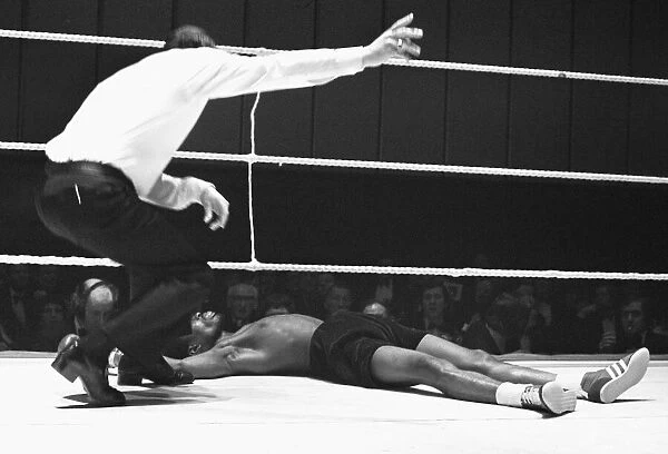 Roy Gumbs being counted out by the referee after being knocked out by Eddie Smith at
