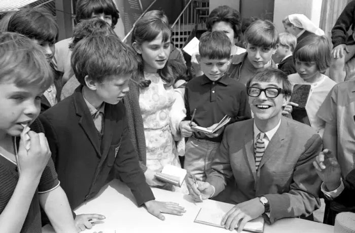Framed Print : Roy Hudd, comedian, signs autograph books for children at the Castel Froma fete