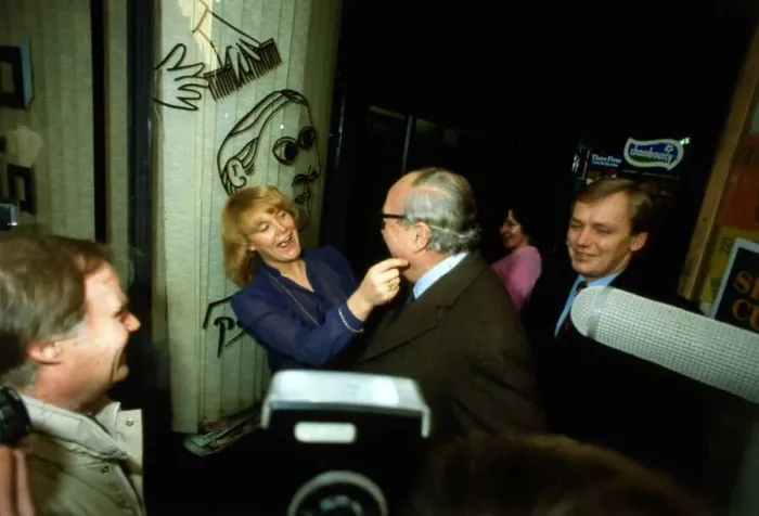 Framed Print : Roy Jenkins with hairdresser Judi Wilkinson January 1982