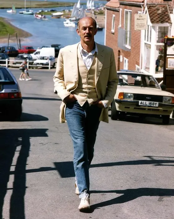 Framed Print : Roy Marsden actor walking with hands in pockets in seaside resort Dbase A©Mirrorpix Framed Print : Roy Marsden actor walking with hands in pockets in seaside resort Dbase A©Mirrorpix