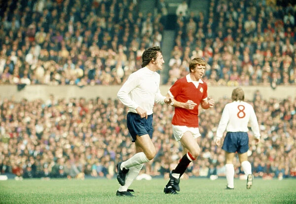 Roy McFarland of Derby and Wyn Davies of Manchester United