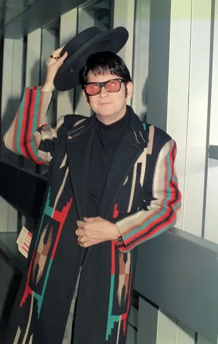 Framed Print : Roy Orbison at Heathrow Airport November 1988 in multi coloured coat holding