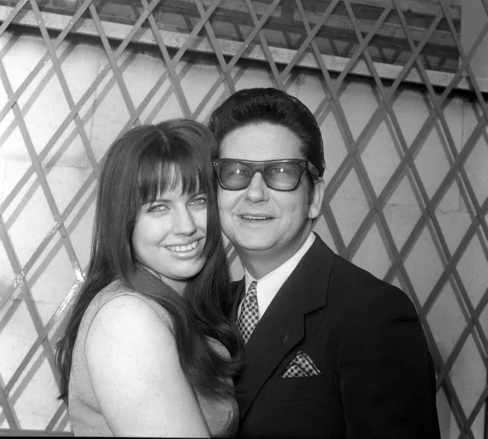 Framed Print : Roy Orbison with his new wife Barbara AnneMarie April 1969 in London