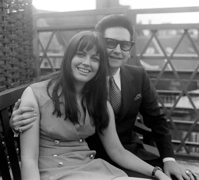 Framed Print : Roy Orbison with his new wife Barbara AnneMarie April 1969 in London