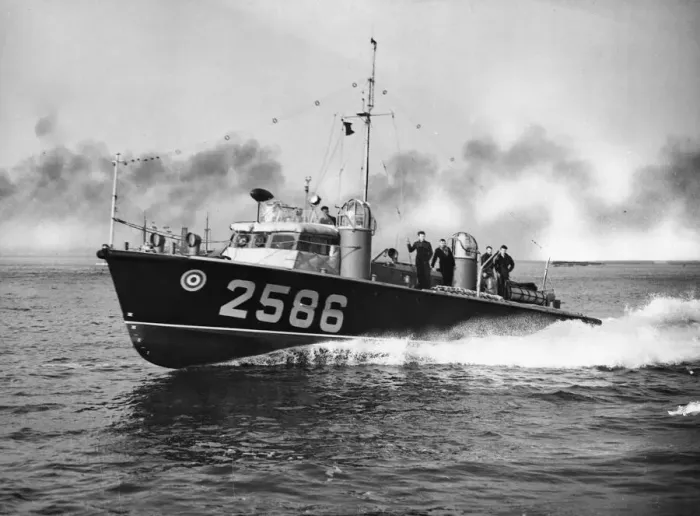 Framed Print : Royal Air Force Marine Branch 67-ft Thornycroft High Speed Launch HSL 2586 seen Framed Print : Royal Air Force Marine Branch 67-ft Thornycroft High Speed Launch HSL 2586 seen