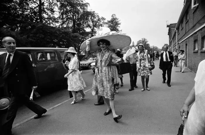 Framed Print : Royal Ascot, first day. Dame Edna Everage wearing a huge, five foot wide hat