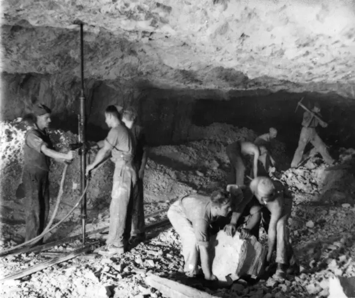 Framed Print : Royal Engineer tunnellers using a water pressure drill to clear solid rock while creating
