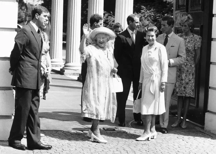 Framed Print : The Royal Family standing outside Clarence House on the 89th Birthday of the Queen Mother Framed Print : The Royal Family standing outside Clarence House on the 89th Birthday of the Queen Mother