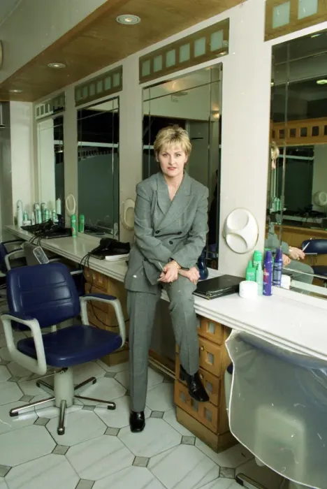 Framed Print : Royal Hairdresser Denise McAdam 1999 in her salon in London Framed Print : Royal Hairdresser Denise McAdam 1999 in her salon in London