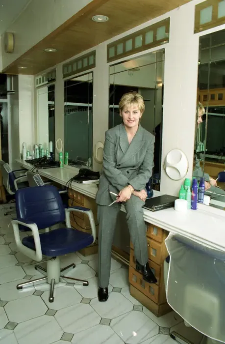 Framed Print : Royal Hairdresser Denise McAdam 1999 in her salon in London Framed Print : Royal Hairdresser Denise McAdam 1999 in her salon in London