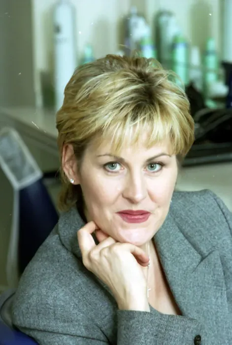 Framed Print : Royal Hairdresser Denise McAdam 1999 in her salon in London Framed Print : Royal Hairdresser Denise McAdam 1999 in her salon in London