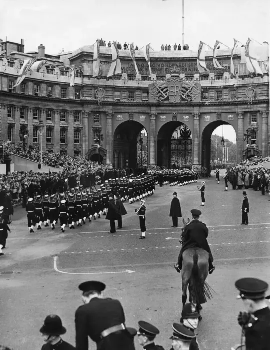 Framed Print : Royal Navy guard contingent make their way up The Mall passing under Admiralty Arch to