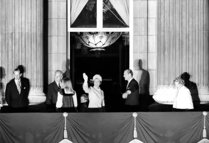 Framed Print : The Royal Party on the balcony at Buckingham Palace for the Silver Jubilee celebrations Framed Print : The Royal Party on the balcony at Buckingham Palace for the Silver Jubilee celebrations