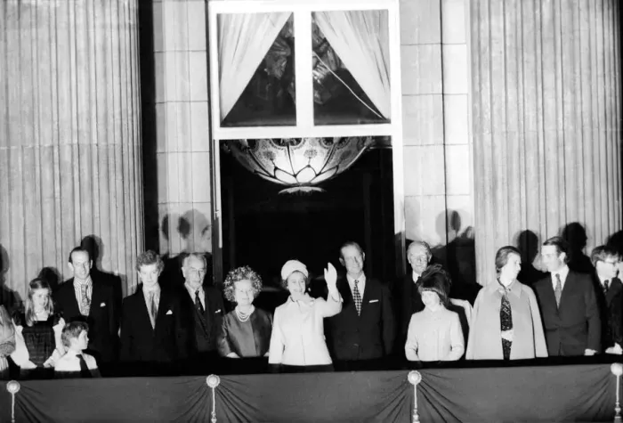 Framed Print : The Royal Party on the balcony at Buckingham Palace for the Silver Jubilee celebrations
