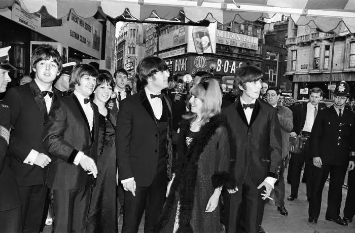 Framed Print : Royal premiere of The Beatles new film Help! at the London Pavillion in Piccadilly circus