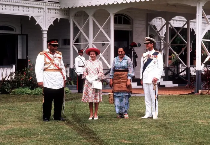 Framed Print : Royal Silver Jubilee Tour 1977, The Queen and Prince Philip with the King Framed Print : Royal Silver Jubilee Tour 1977, The Queen and Prince Philip with the King