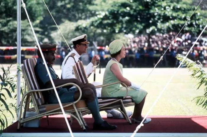 Framed Print : Royal Silver Jubilee Tour 1977 The Queen and Prince Philip in Papua New Guinea