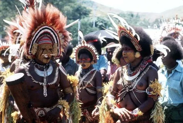 : Royal Silver Jubilee Tour 1977 Tribal dancers in New Guinea : Royal Silver Jubilee Tour 1977 Tribal dancers in New Guinea