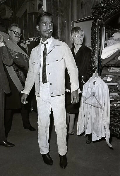 Royal Variety Show Rehearsal. Sammy Davis Jnr. out shopping in Carnaby St. during a break
