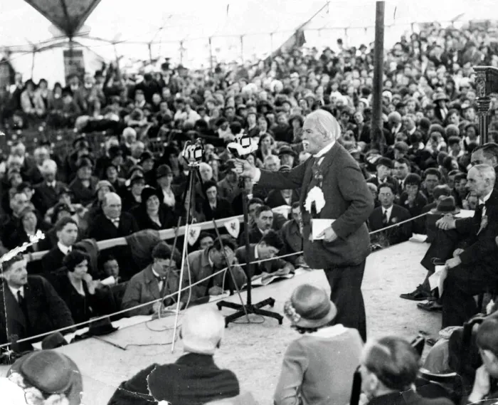 Framed Print : The Rt Hon David Lloyd George at the Urdd Gobaith Eisteddfod at Machynlleth addressing Framed Print : The Rt Hon David Lloyd George at the Urdd Gobaith Eisteddfod at Machynlleth addressing