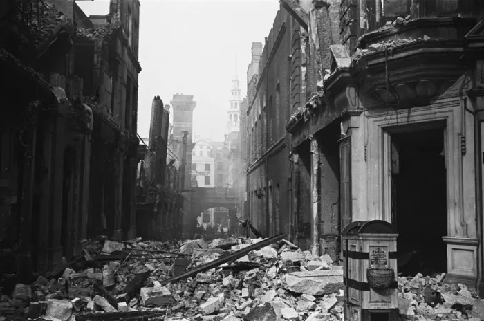 Framed Print : Rubble litters Poppins Court following the most devastating air raid on London which took Framed Print : Rubble litters Poppins Court following the most devastating air raid on London which took
