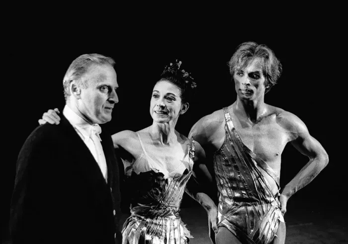 Framed Print : Rudolf Nureyev and Margot Fonteyn seen here in rehearsal the Royal Ballet