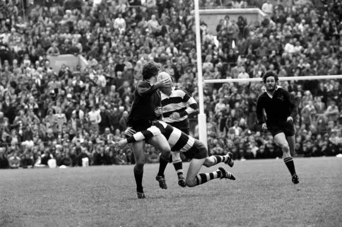 Framed Print : Rugby Union Middlesex Sevens tournament at Twickenham Wasps in action during one of their Framed Print : Rugby Union Middlesex Sevens tournament at Twickenham Wasps in action during one of their