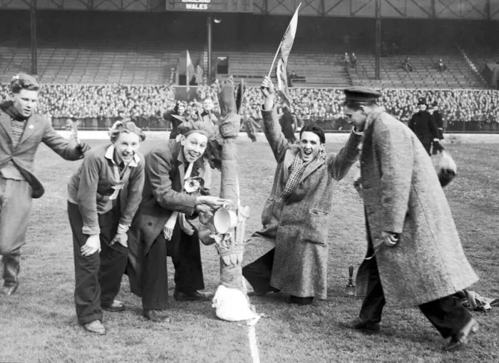 Framed Print : Rugby - Wales v England - January 1950 - The biggest leek taken to Twickenham Framed Print : Rugby - Wales v England - January 1950 - The biggest leek taken to Twickenham