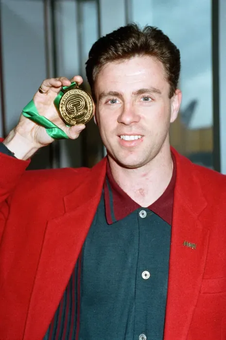 Framed Print : Runner Tom McKean arrives home from the 1993 IaF World Indoor Championships in Toronto