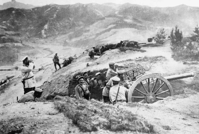 Framed Print : Russian artillery entrenched during their battle against the Austro-Hungarian army Framed Print : Russian artillery entrenched during their battle against the Austro-Hungarian army