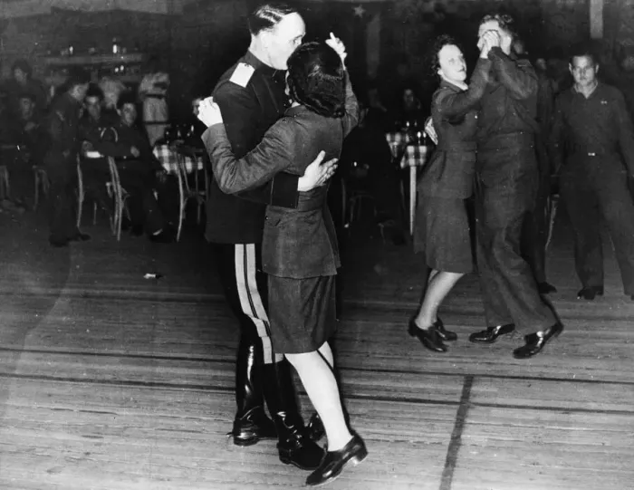 Framed Print : Russian General Sudakoff dances with a British ATS girl