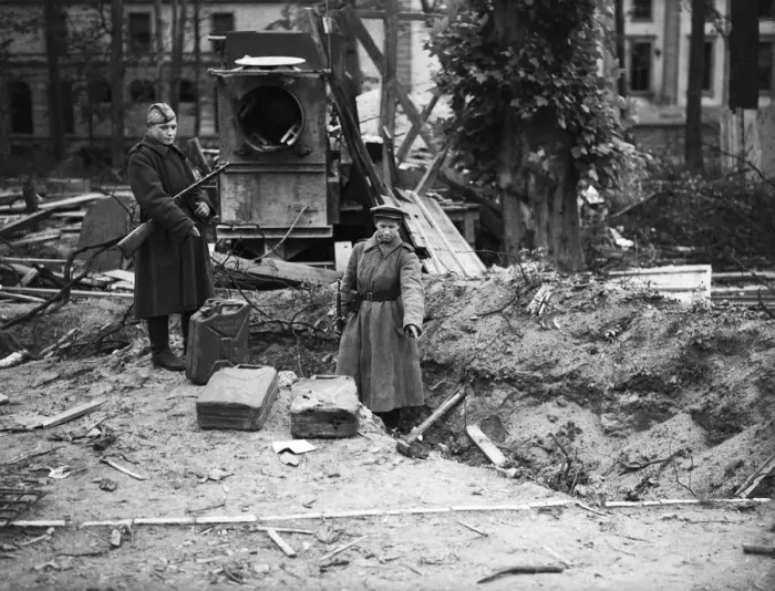 Framed Print : Russian soldiers examine the trench in the Reich Chancellery Gardens, Berlin Framed Print : Russian soldiers examine the trench in the Reich Chancellery Gardens, Berlin