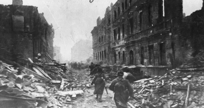 Framed Print : Russians advance through Berlin. Germany had invaded Russian in World War