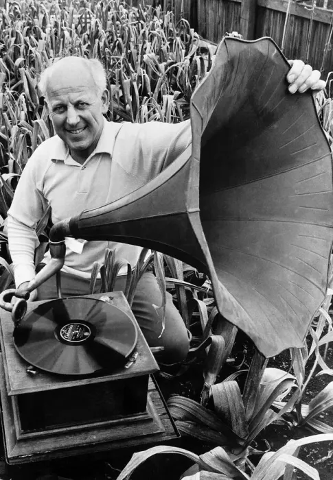 Framed Print : Bill Rutherford miner plays Cole Porter to his prize winning leeks