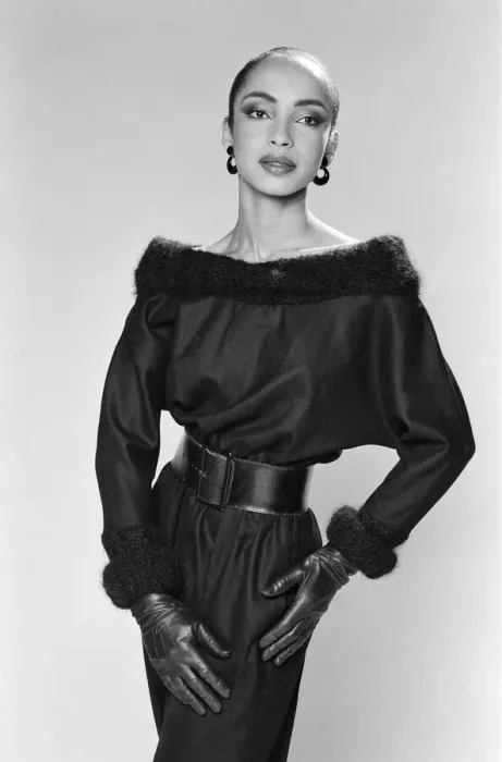 Framed Print : Sade, pictured in the studio, March 1984. Helen Folasade Adu