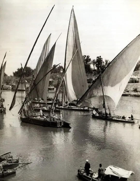 Framed Print : Sailing boats carrying goods and passengers along the River Nile. Circa 1910 Framed Print : Sailing boats carrying goods and passengers along the River Nile. Circa 1910