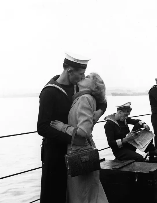 Framed Print : A sailor kisses his girlfriend as the HMS Black Swan returns to England